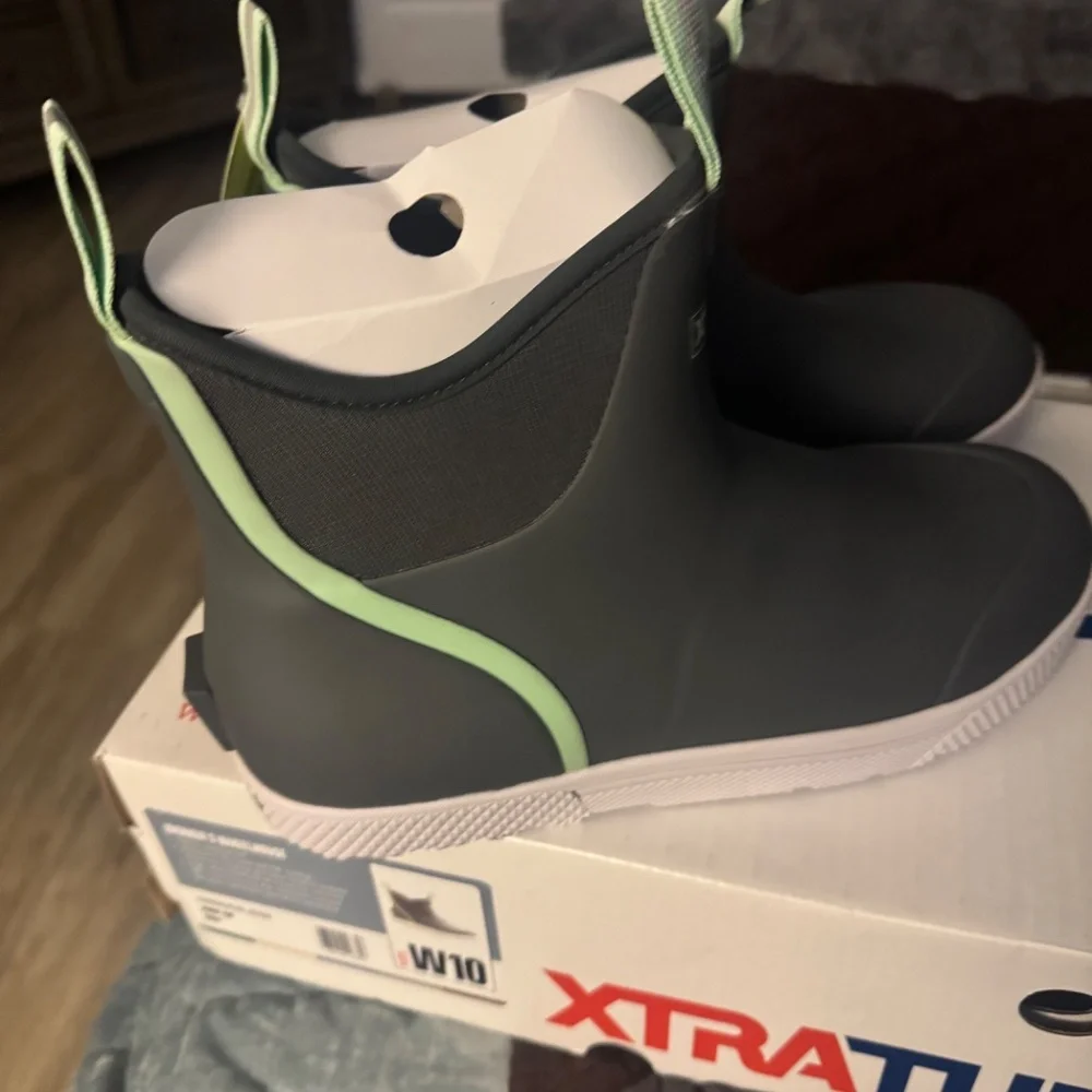 XtraTuf Women’s size 10